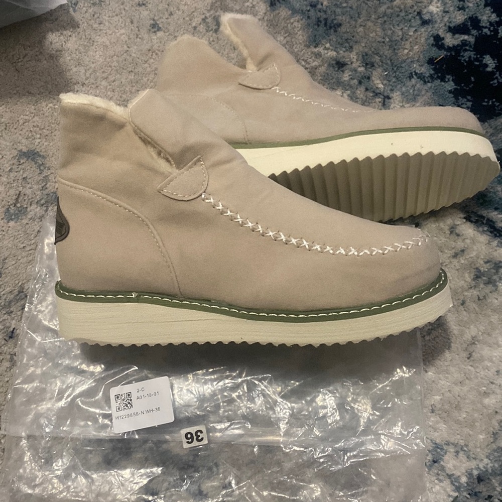 AVSTCFS faux fur lined booties in in ivory